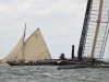 Kontrast. Der AC 45 rast an einem Oldtimer vorbei. © Martin-Raget/Oracle