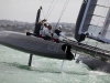 Beim Einleiten der Wende zieht die Crew das Luvschwert ins Wasser. © Gilles Martin-Raget/www.americascup.com 