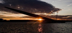 Der BMW-Oracle-Flügel wird beim Sonnenaufgang aufgerichtet. © BMW Oracle
