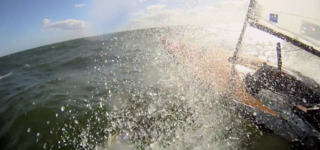 Contender-Splash Blick aus dem Contender-Trapez mit der Helmkamera.