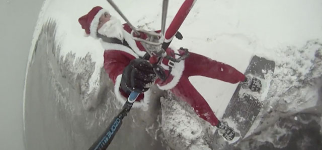 Kitesurfer Santa Arne Gosche Der Weihnachtsmann stürzt sich von der Eiskante in die Ostsee