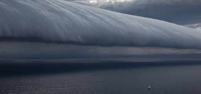 Wolkenwalze Eine Wolkenwalze steht kurz nach dem Start drohend über dem Sydney-Hobart-Kurs. © Rolex/Borlenghi