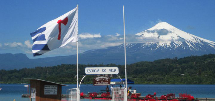 Die Piratenflagge weht in Chile neben dem schneebedeckten Vulkan Villarica. © Pablo Walter