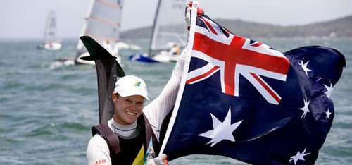 Nathan Outteridge feiert seinen Moth-WM Sieg mit der australischen Flagge. © Th. Martinez Nathan Outteridge feiert seinen Moth-WM Sieg mit der australischen Flagge. © Th. Martinez
