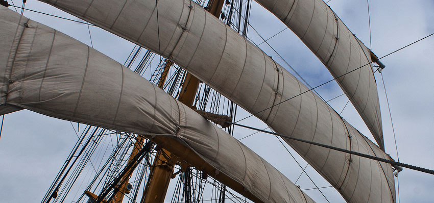 Mast auf der "Gorch Fock". Das Aufentern in 30 Meter Höhe geschieht nicht immer freiwillig. © Bundeswehr: Yvonne Knoll Mast auf der "Gorch Fock". Das Aufentern in 30 Meter Höhe geschieht nicht immer freiwillig. © Bundeswehr: Yvonne Knoll