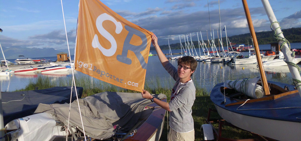 Till Krüger hisst feierlich die SegelReporter-Flagge an seinem Piraten vor dem chilenischen Vulkansee Lago Villarica. © Till Krüger