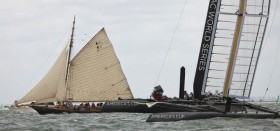Begegnung der anderen Art. Neu-Cupper gegen Alt-Racer.  © Martin-Raget/Oracle