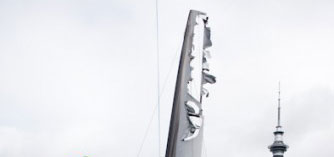 Beim Aufschlag auf dem Wasser hat die Außenbeschichtung des AC 45 Segelfügels Schäden erlitten. © Wilkins/America´s cup