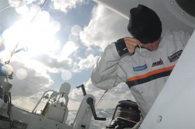 Ryan bekommt ordentlich was auf die Mütze. Unter Deck repariert er bis zur Erschöpfung. © FNOB