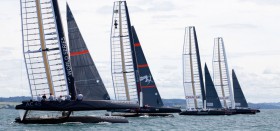 Vier AC45 reihen sich für einen Amwind Testschlag auf. "Artemis" experimentiert mit einem größeren Vorsegel. © Ivor Wilkins/America's Cup