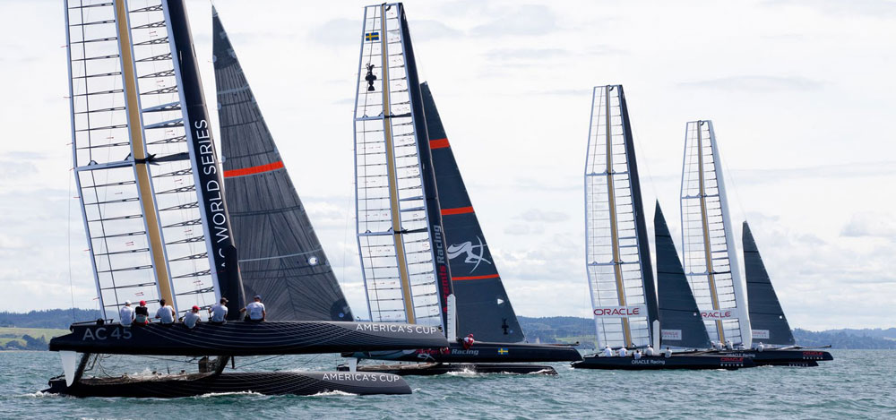 Vier AC45 reihen sich für einen Amwind Testschlag auf. "Artemis" experimentiert mit einem größeren Vorsegel. © Ivor Wilkins/America's Cup Vier AC45 reihen sich für einen Amwind Testschlag auf. "Artemis" experimentiert mit einem größeren Vorsegel. © Ivor Wilkins/America's Cup