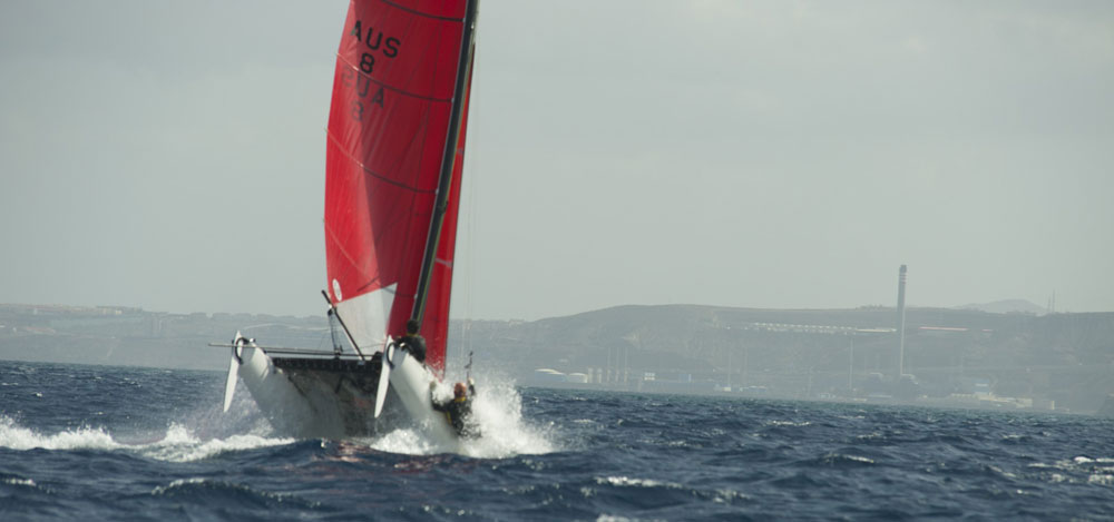 Absturz in Vollendung. Die Bugspitzen des Hobie Wild Cats bleiben in einer Welle hängen und die spanische Crew stürzt nach vorne. © Esko Linkovuori/Team Zhik Absturz in Vollendung. Die Bugspitzen des Hobie Wild Cats bleiben in einer Welle hängen und die spanische Crew stürzt nach vorne. © Formel 18 Team Finnland