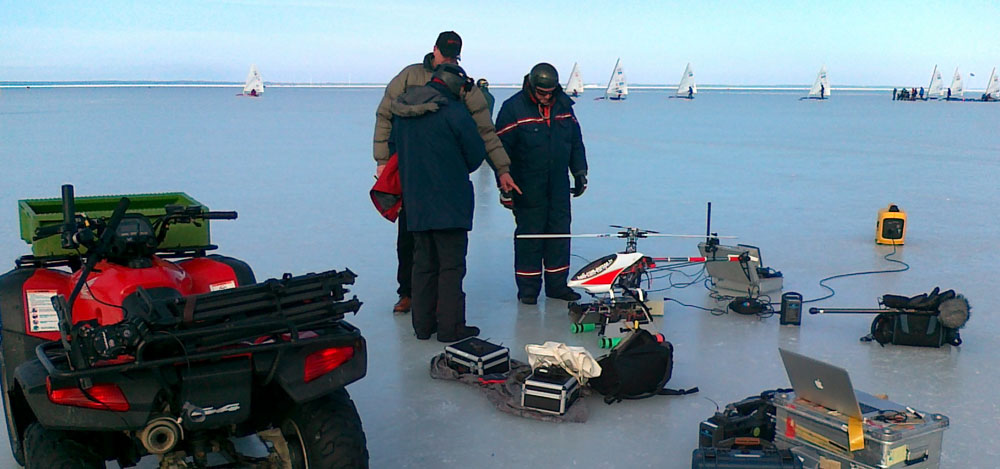DN-Europameisterschaft. Übertragung mit einem Helikopter auf dem Eis von Estland. © heli-cam-europe.tv DN-Europameisterschaft. Übertragung mit einem Helikopter auf dem Eis von Estland. © heli-cam-europe.tv