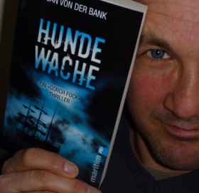 Jan von der Bank mit seinem neuen Thriller "Hundewache". © Ullstein