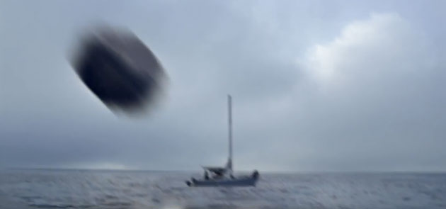 Großer Stein, kleines Boot. Wenn das mal gut geht. Großer Stein, kleines Boot. Wenn das mal gut geht.