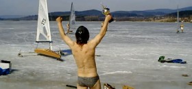 Leicht bekleidete. Tschechisches Eissegel-Trainingslager.