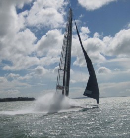 ...der Druck wird zu stark. Das Vorsegel wird aufgeworfen, aber dennoch kippt der Kat fast durch den langen Flügel-Hebel . © Oracle Racing