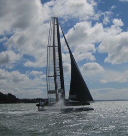 Vollgas mit dem AC 45. Ein Rumpf in der Luft. Aber... . © Oracle Racing
