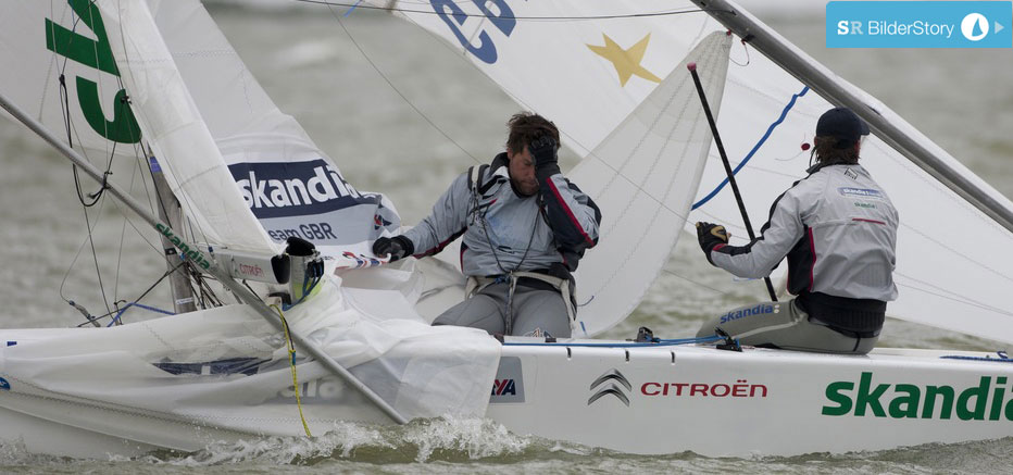 Bei Percy/Simpson kommt der Mast von oben. Olympiasieger Vorschoter Andrew Simpson kann es nicht fassen. Die Briten kommen noch ins Ziel verpassen aber das Medalrace. © Sander van der Borch Bei Percy/Simpson kommt der Mast von oben. Olympiasieger Vorschoter Andrew Simpson kann es nicht fassen. Die Briten kommen noch ins Ziel verpassen aber das Medalrace. © Sander van der Borch