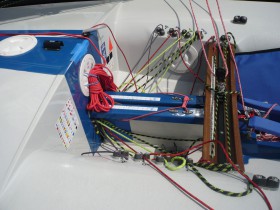 Einhandjolle mit Trimm-Potenzial. Die Strecker sind auf das Seitendeck geführt. © C. Stock