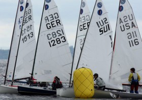 Gedränge an der Leetonne. 76 Boote kamen zur WM-Ausscheidung in den Süden. © YC Immenstaad