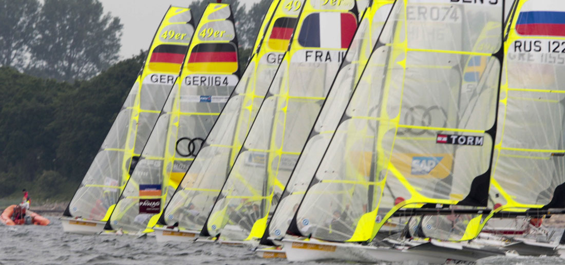 49er Start nahe unter Land. Die deutschen Spitzenteams steuern auf ein dramatisches Duell im Medalrace zu. © okpress/Kieler Woche 49er Start nahe unter Land. Die deutschen Spitzenteams steuern auf ein dramatisches Duell im Medalrace zu. © okpress/Kieler Woche