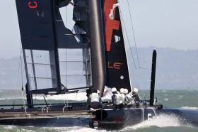 Loch im Profil. Ein Crewmitglied sprang bei der Kenterung hindurch. © G.Grenier/Oracle Racing