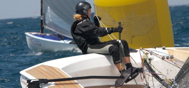 Finn-Pilotin mit Helm an der Leetonne der Masters Worlds. © Dianthe Chirino