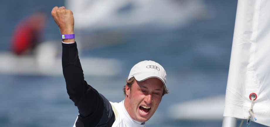 Simon Grotelüschen ballt die Faust nach seinem Sieg im Medalrace und Gesamtplatz vier. © onEdition Simon Grotelüschen ballt die Faust nach seinem Sieg im Medalrace und Gesamtplatz vier. © onEdition
