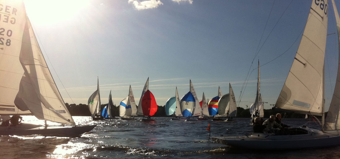 Saubere Leetonnenrundung bei der Drachen Mittwochsregatta. Wir sind vorher leider falsch gerundet (nicht im Bild), bleiben aber noch vor dem Pulk. © K. Lahme Saubere Leetonnenrundung bei der Drachen Mittwochsregatta. Wir sind vorher leider falsch gerundet (nicht im Bild), bleiben aber noch vor dem Pulk. © K. Lahme