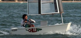 Der neuseeländische Optimist-Meister Leonard Takahashi-Fry probiert den Flügel. Es ist die Spitze eines A-Cat Profils. © Oracle Racing