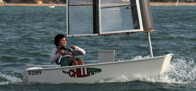 Der neuseeländische Optimist-Meister Leonard Takahashi-Fry probiert den Flügel. Es ist die Spitze eines A-Cat Profils. © Oracle Racing