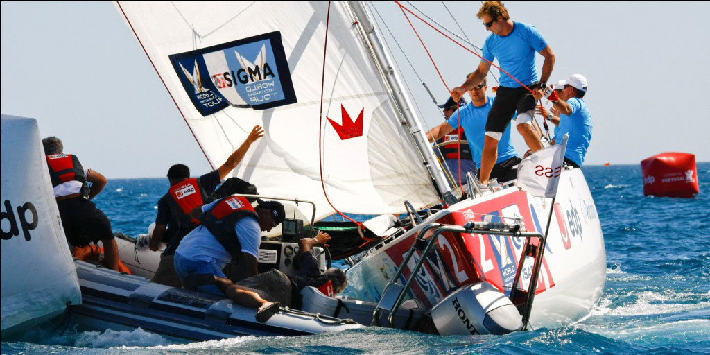 Francesco Bruni überfährt ein Presseboot, das danach sinkt. © WMRT