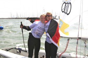 Die Kielerinnen vor dem Hafen von Medemblik freuen sich mit Deutschlandflagge über den Titel. © STG