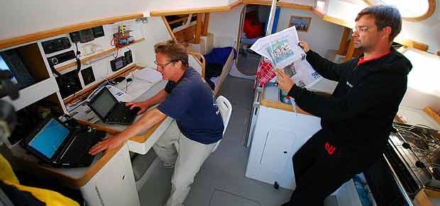 Racing-Szene unter Deck der FANFAN!. Uwe liest im Feuilleton der FAZ, Wolfgang komponiert  Zwölftonmusik. © seefieber.de