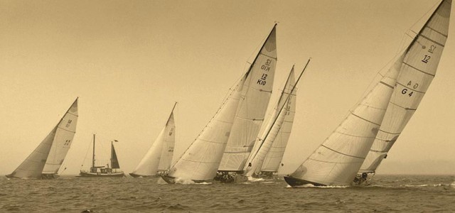 Start zum zweiten Rennen am dritten Tag. "Vanity" (l.) mit Rechtsdreher und gutem Start am Schiff. "Trivia" und "Sphinx" (r.) sind auch ordentlich dabei. © Rolex/Daniel Forster