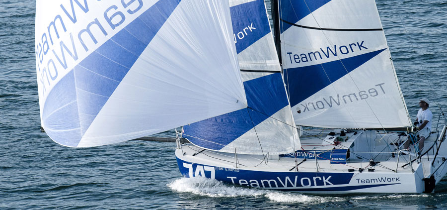 Der Plattbug-Mini "TeamWork Evolution" zeigt raumschots seine Schokoladenseite. © Loris von Siebenthal/My Image Der Plattbug-Mini "TeamWork Evolution" zeigt raumschots seine Schokoladenseite. © Loris von Siebenthal/My Image