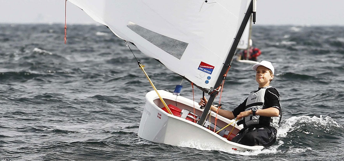 Der WM 5. Marvin Frisch mit exzellenter Vorwind-Technik. Er liegt auf Rang vier. © segel-bilder.de