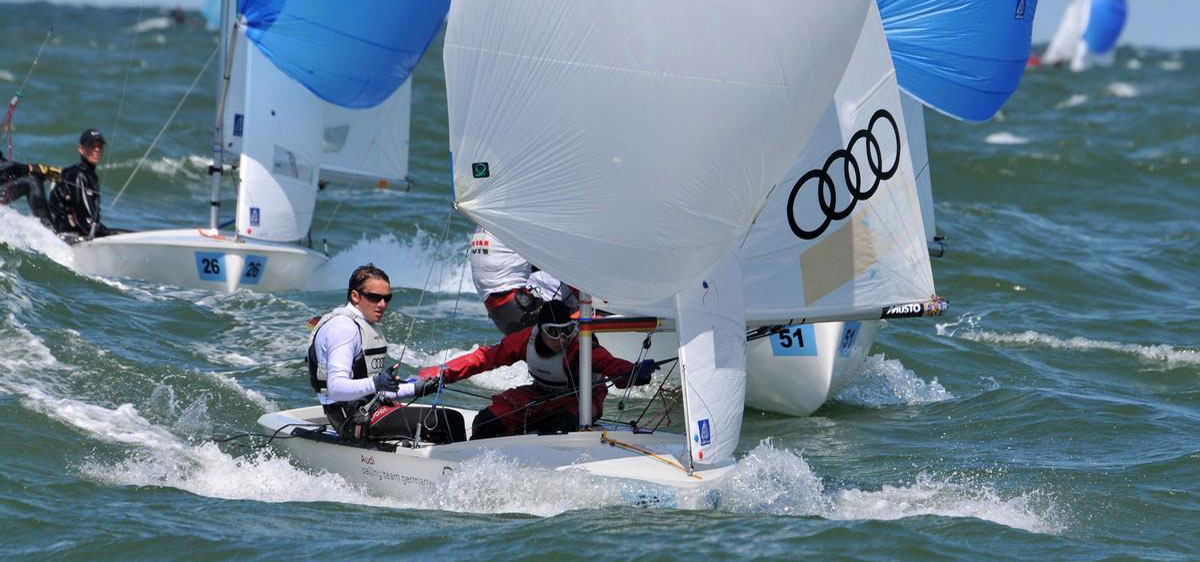 Kai Becker schützt sich im belgischen Nieuwpoort mit einer Skibrille gegen das in den Augen schmerzende Salzwasser © JEM/Christophe Favreau Kai Becker schützt sich im belgischen Nieuwpoort mit einer Skibrille gegen das in den Augen schmerzende Salzwasser © JEM/Christophe Favreau