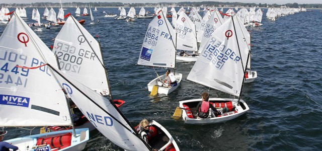 Opti-Start vor Kiel-Schilksee. 75 Boote segeln pro Gruppe. ©  www.segel-bilder.de