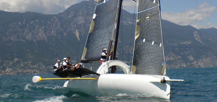 Erstes Segelbild der "Stravaganza" auf dem Gardasee. Die Kielbombe schwebt in Luv über dem Wasser. © CVG Erstes Segelbild der "Stravaganza" auf dem Gardasee. Die Kielbombe schwebt in Luv über dem Wasser. © CVG