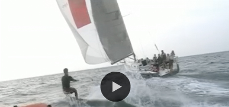 "Random hero" auf dem Wakeboard hinter der J-125 "Needles and Pins". "Random hero" auf dem Wakeboard hinter der J-125 "Needles and Pins".