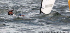 Opti in der Kieler Ostwind-Welle. Am Donnerstag sehnten sich die Jüngsten danach. © segel-bilder.de