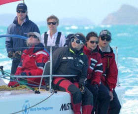 Jessica Watson am Steuer mit Trainer und Crew. © Another Challenge