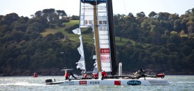 Das Team China mit zerstörtem Flügel-Profil nach einer Kenterung. © ACEA/Gilles Martin-Raget