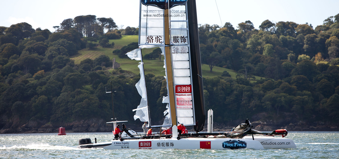 Das Team China mit zerstörtem Flügel-Profil nach einer Kenterung. © ACEA/Gilles Martin-Raget