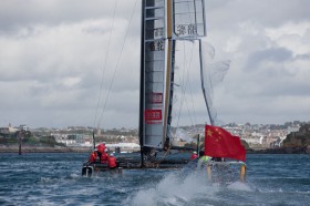 Das Team China segelt mit dem zerstörtem Flügel in den Hafen. © ACEA/Gilles Martin-Raget