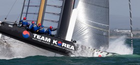 Team Korea steckt beim Abfallen nach der Luvtonne beide Bugspitzen ins Wasser und überschlägt sich. © Sander van der Borch