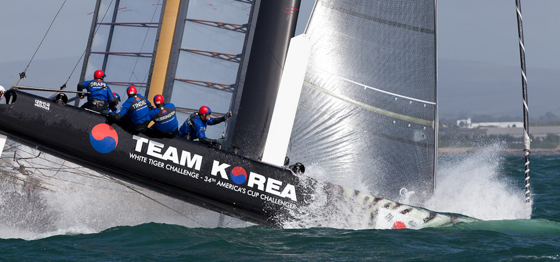 Team Korea steckt beim Abfallen nach der Luvtonne beide Bugspitzen ins Wasser und überschlägt sich. © Sander van der Borch Team Korea steckt beim Abfallen nach der Luvtonne beide Bugspitzen ins Wasser und überschlägt sich. © Sander van der Borch