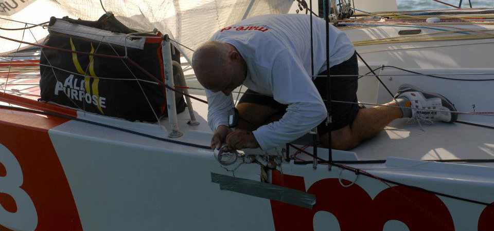 Drama vor dem Start. Riechers flickt notdürftig den Schaden nach einer Kollision. © JM.Rieupeyrout Drama vor dem Start. Riechers flickt notdürftig den Schaden nach einer Kollision. © JM.Rieupeyrout